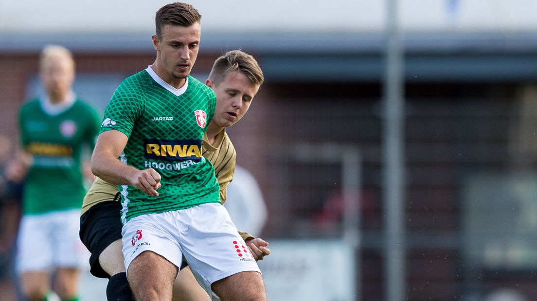 Siebe Schets uit Vlissingen in actie tegen het Schouws Elftal