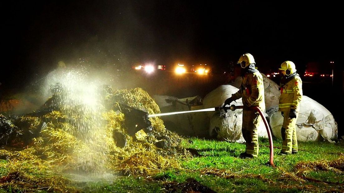 De brandweer blust de brand langs de A28 bij Putten.