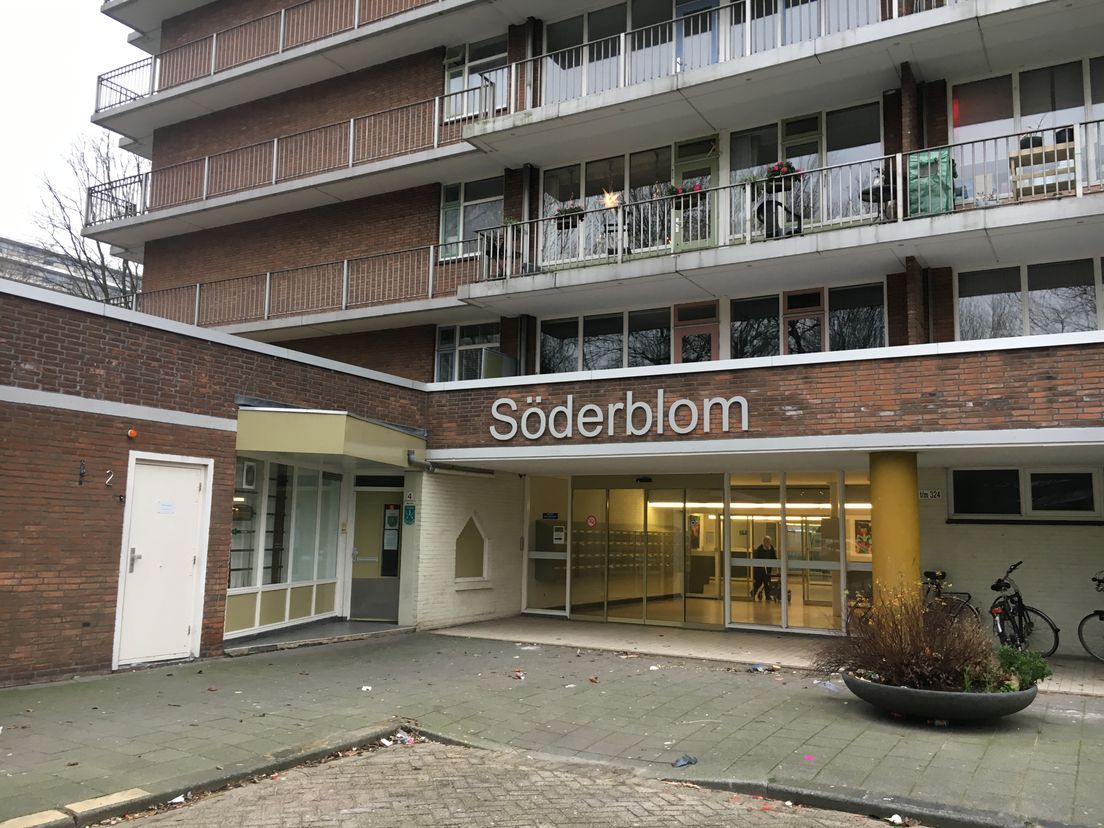 Een van de verdachten werd zaterdagochtend vroeg aangehouden in een flat aan de Söderblomplaats in Rotterdam-Ommoord