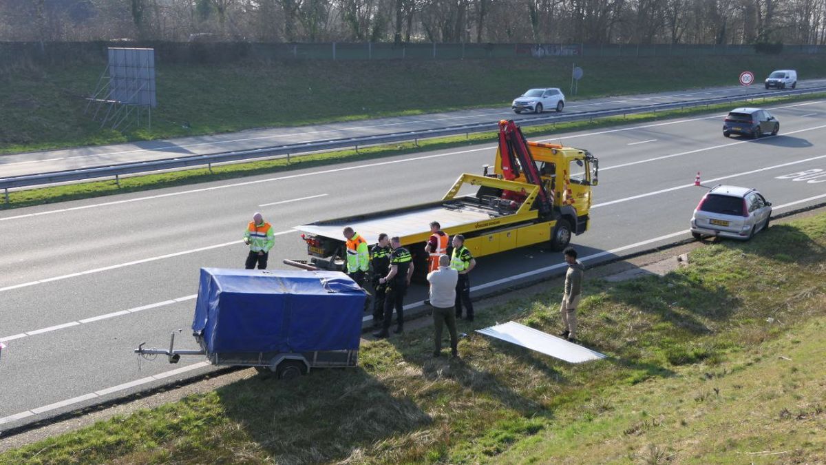 Aanhanger raakt los op A35 bij Enschede