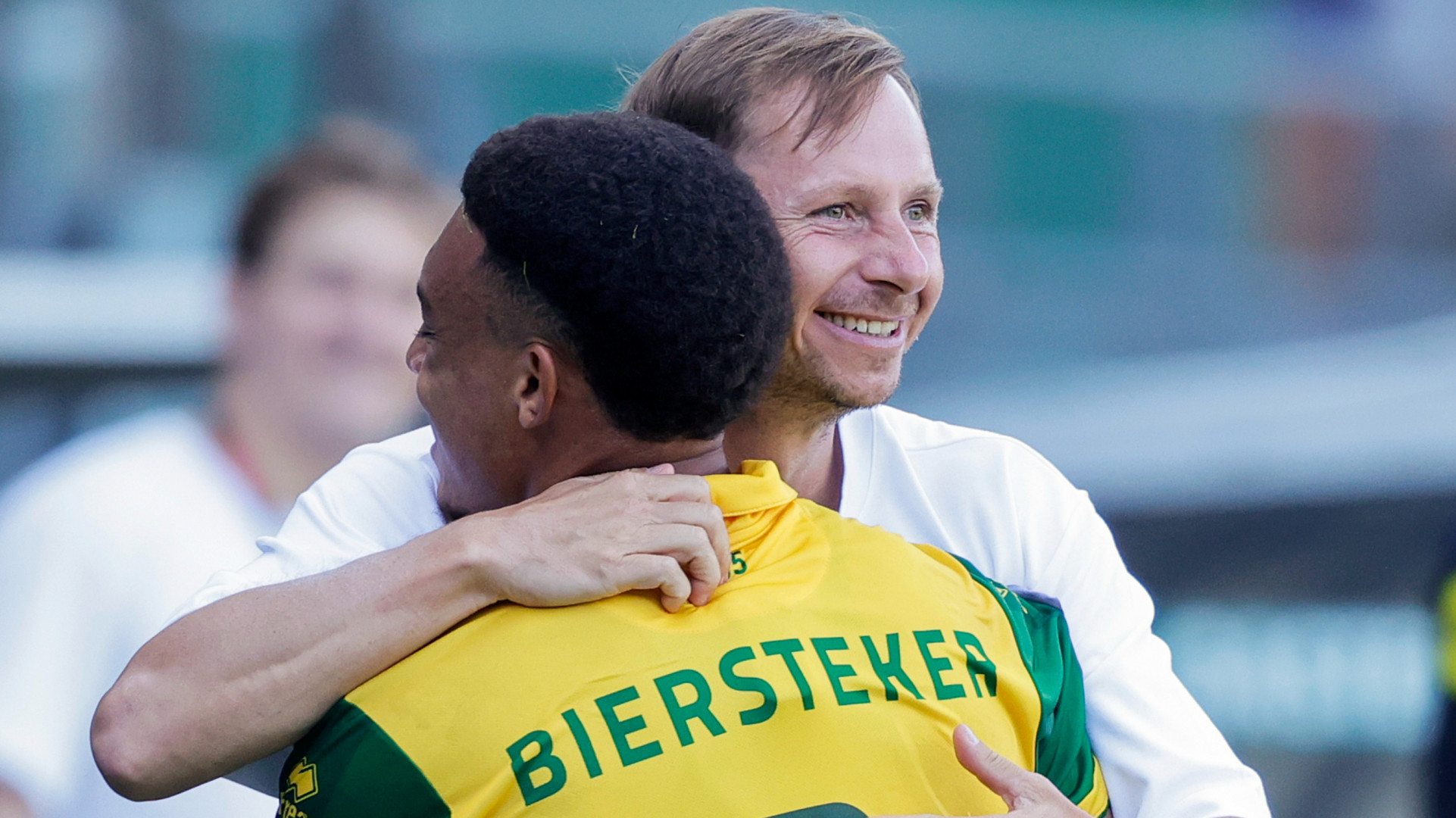 Robin Peter knuffelt ADO Den Haag-verdediger Steven van der Sloot