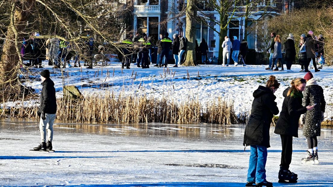 Een groep jongeren had statafels neergezet langs de Leidse singel