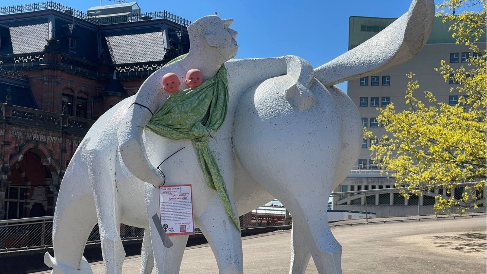 Groningse Dolle Mina’s hangen poppen in draagdoeken aan standbeelden mannen