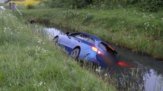 Auto in de sloot • fietser aangereden