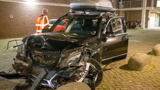 Automobilist rijdt weg na ongeluk en richt veel schade aan | Brand in oude loods. Automobilist rijdt weg na ongeluk en richt veel schade aan | Brand in oude loods.