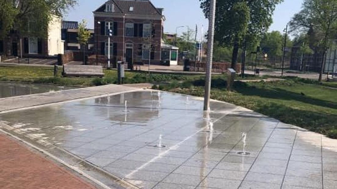 In de speelfontein in het Mark Tennantplantsoen in Doetinchem is glas gevonden, staat op de Facebookpagina Doetinchem Leeft.