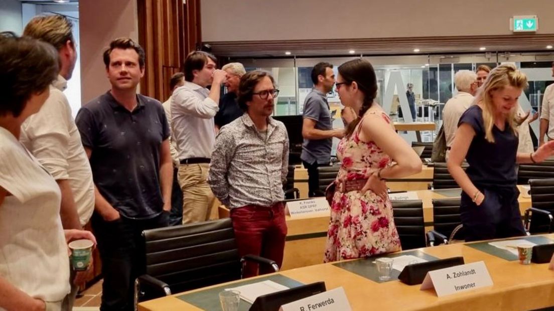 Raadsleden in gesprek met insprekers.