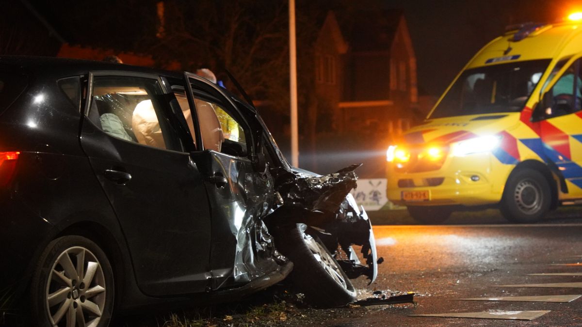 112 Nieuws: Gewonden bij ongeluk in Nieuwleusen | Politie zoekt wegloper na ongeluk