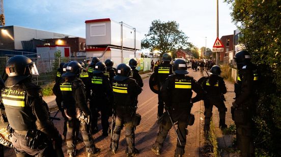 Grote ontruiming: politie haalt tientallen krakers uit pand