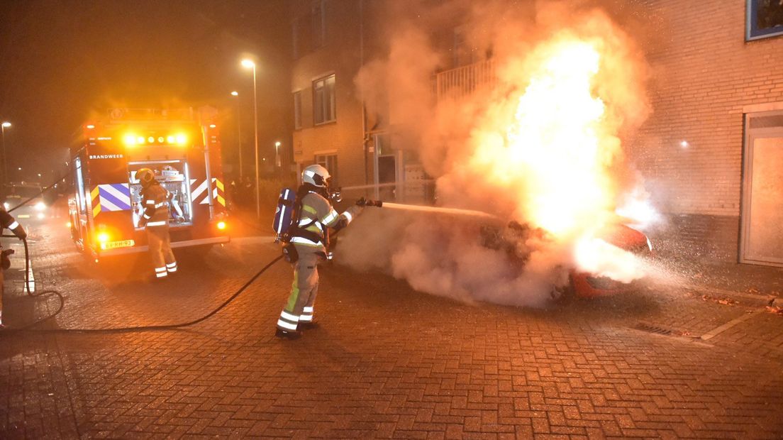 De brandweer kon niet voorkomen dat deze Citroën volledig uitbrandde