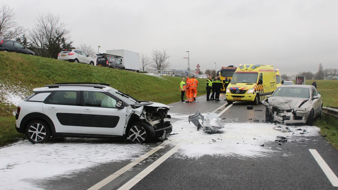 De N206 is dicht na een frontale botsing bij Valkenburg 