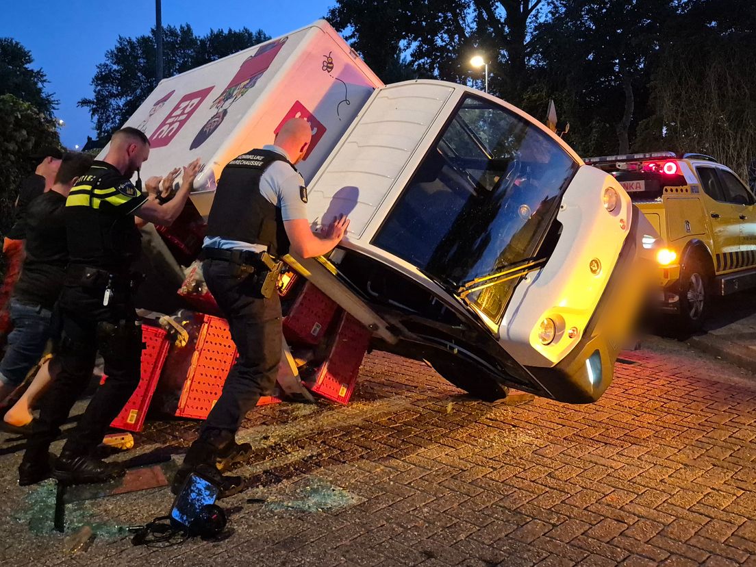 De auto werd weer rechtop gezet, maar de boodschappen waren niet meer te redden.