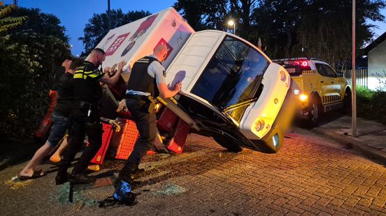 Boodschappen op straat door gekantelde bezorgauto | Man neergestoken op straat. Boodschappen op straat door gekantelde bezorgauto | Man neergestoken op straat.