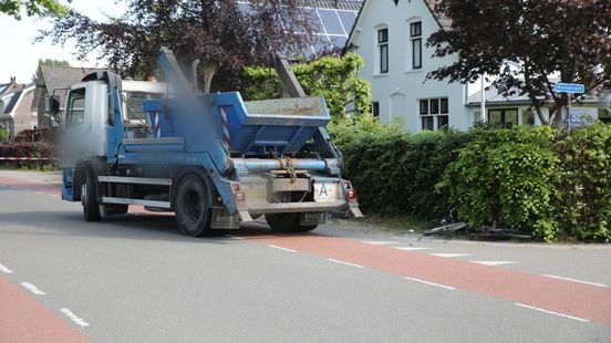 Fietser naar ziekenhuis na botsing met vrachtwagen