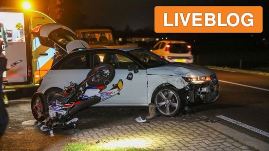 Brommer knalt hard op auto • veel schade na flinke botsing. Brommer knalt hard op auto • veel schade na flinke botsing.