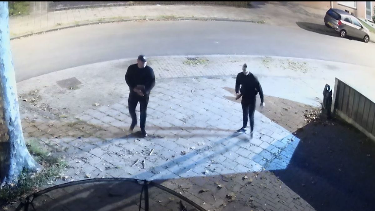 Met stoeptegels door de ruit bij woning in Hengelo