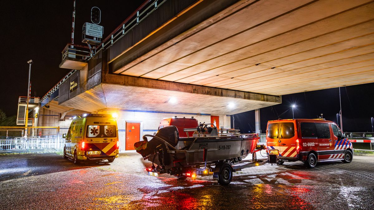 Hulpdiensten Lemmer ter plaatse voor persoon te water en schaap dat vastzat in hek
