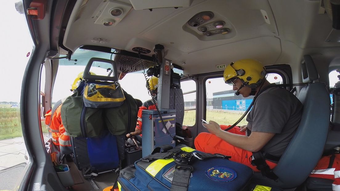 Vliegende verpleegkundige alleskunner in helikopter