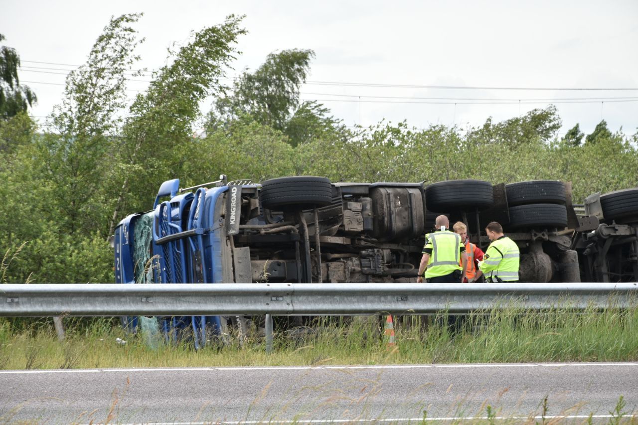 Vrachtwagen Met Mest Kantelt Op A32 Bij Meppel - RTV Drenthe