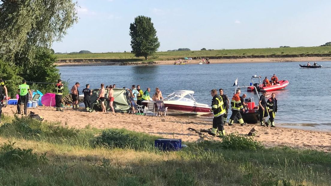 De jongen van 14 naar wie zaterdagmiddag werd gezocht op de Maas bij Well (gemeente Maasdriel) is overleden. Dat meldt de politie. Volgens getuigen is de jongen overvaren door een jetski. De politie heeft één persoon aangehouden.