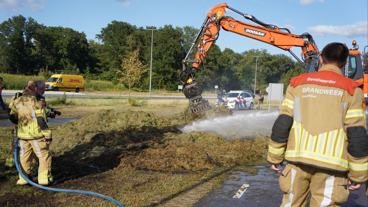 Chauffeur redt trekker en opraapwagen van brand in Dalfsen