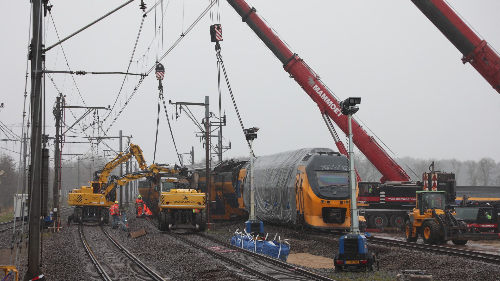 Kijk Live: Treinwrak Voorschoten Weggetakeld - Omroep West