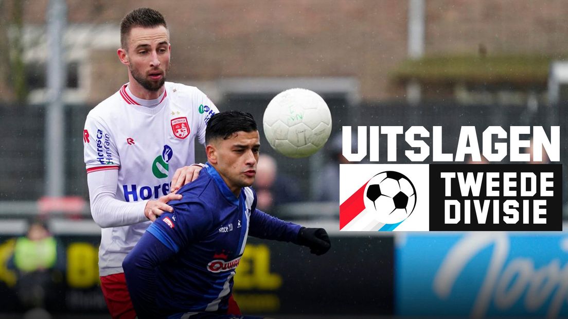 Rob Overvliet van Noordwijk in duel met Sabir Achefay van Quick Boys