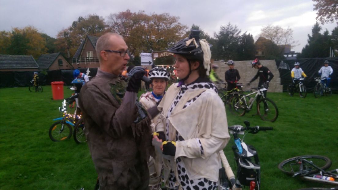 Zo'n 3000 fietsers hebben zaterdagavond in Eerbeek meegedaan
 aan fietstocht ter ere van Halloween.