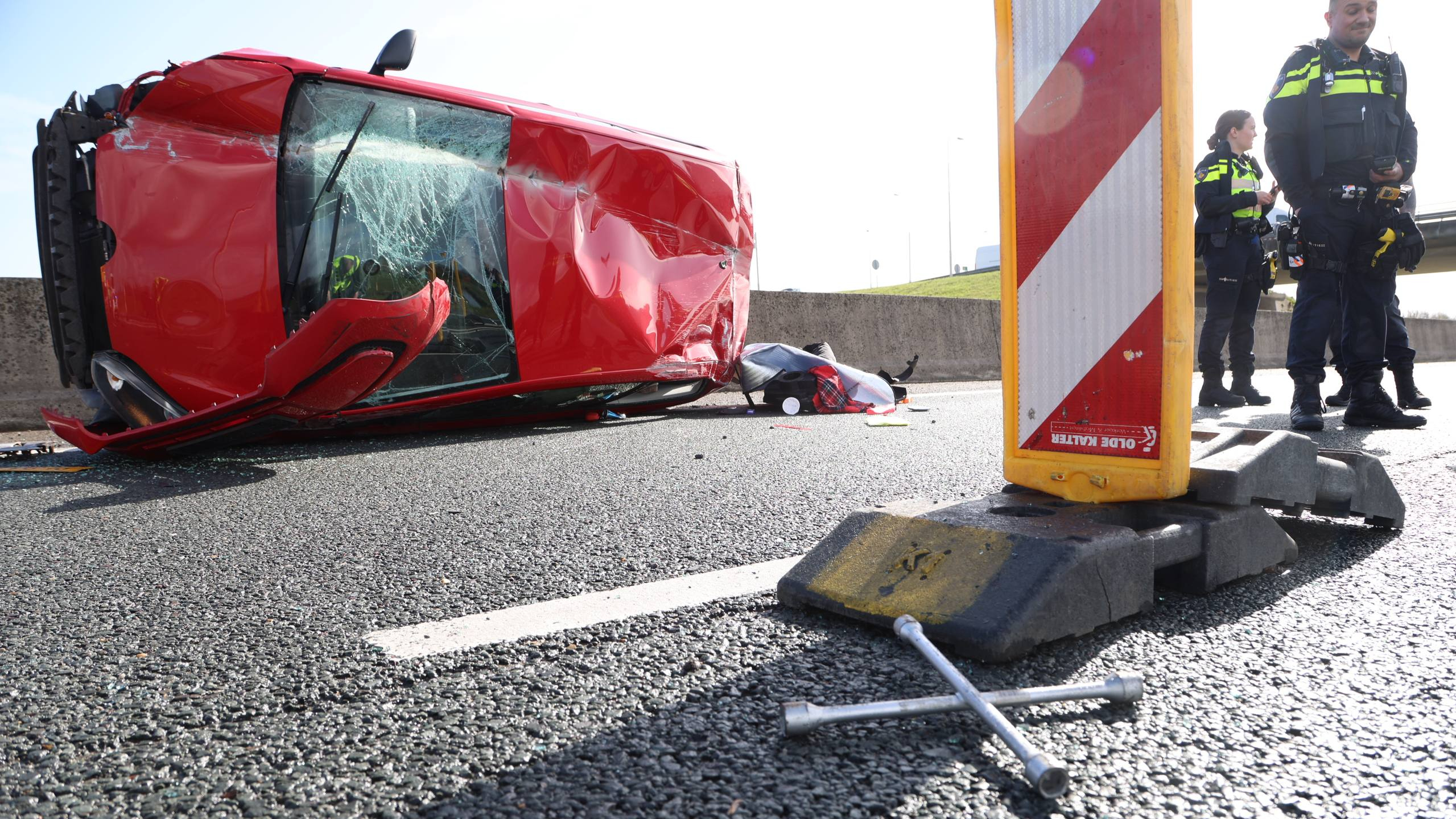 Auto gekanteld na botsing op A35 bij Wierden.