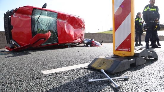Auto gekanteld na botsing op A35 bij Wierden. Auto gekanteld na botsing op A35 bij Wierden.