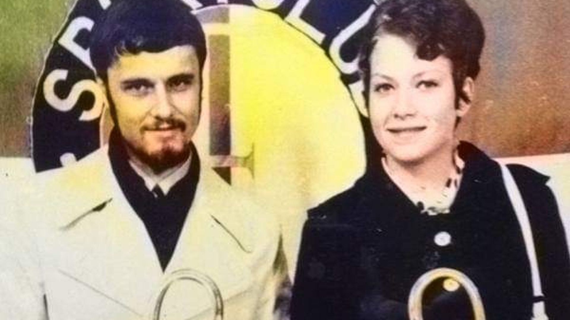 Edmond van Ooijen en zijn toenmalige verloofde, nu zijn echtgenote, met de kersvers gewonnen Europa Cup 1