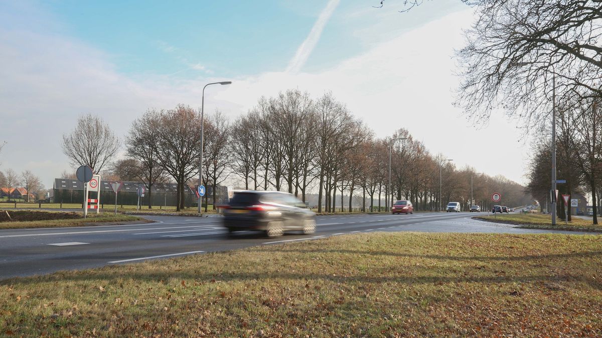 'Kruispunt N35 bij Laag Zuthem belandt tussen wal en schip'