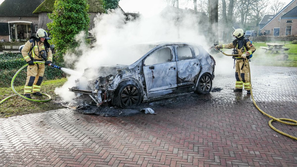 Auto brandt uit in Meppen