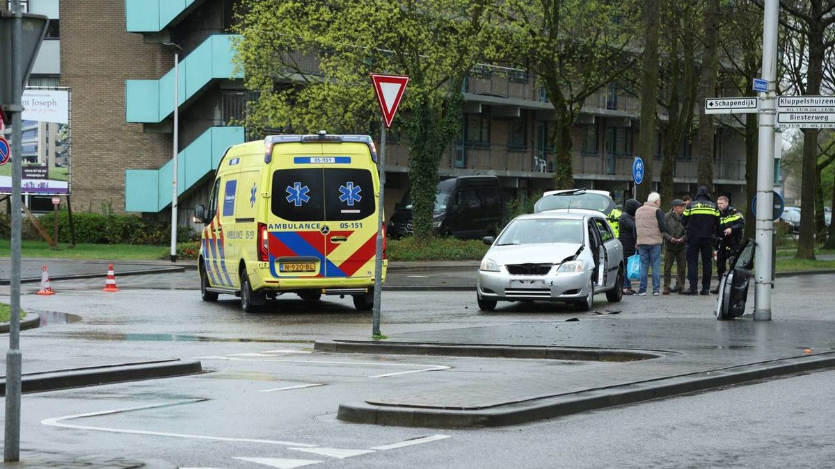 112 Nieuws: Drie gewonden bij ongeval in Almelo | Auto in brand bij Bathmen