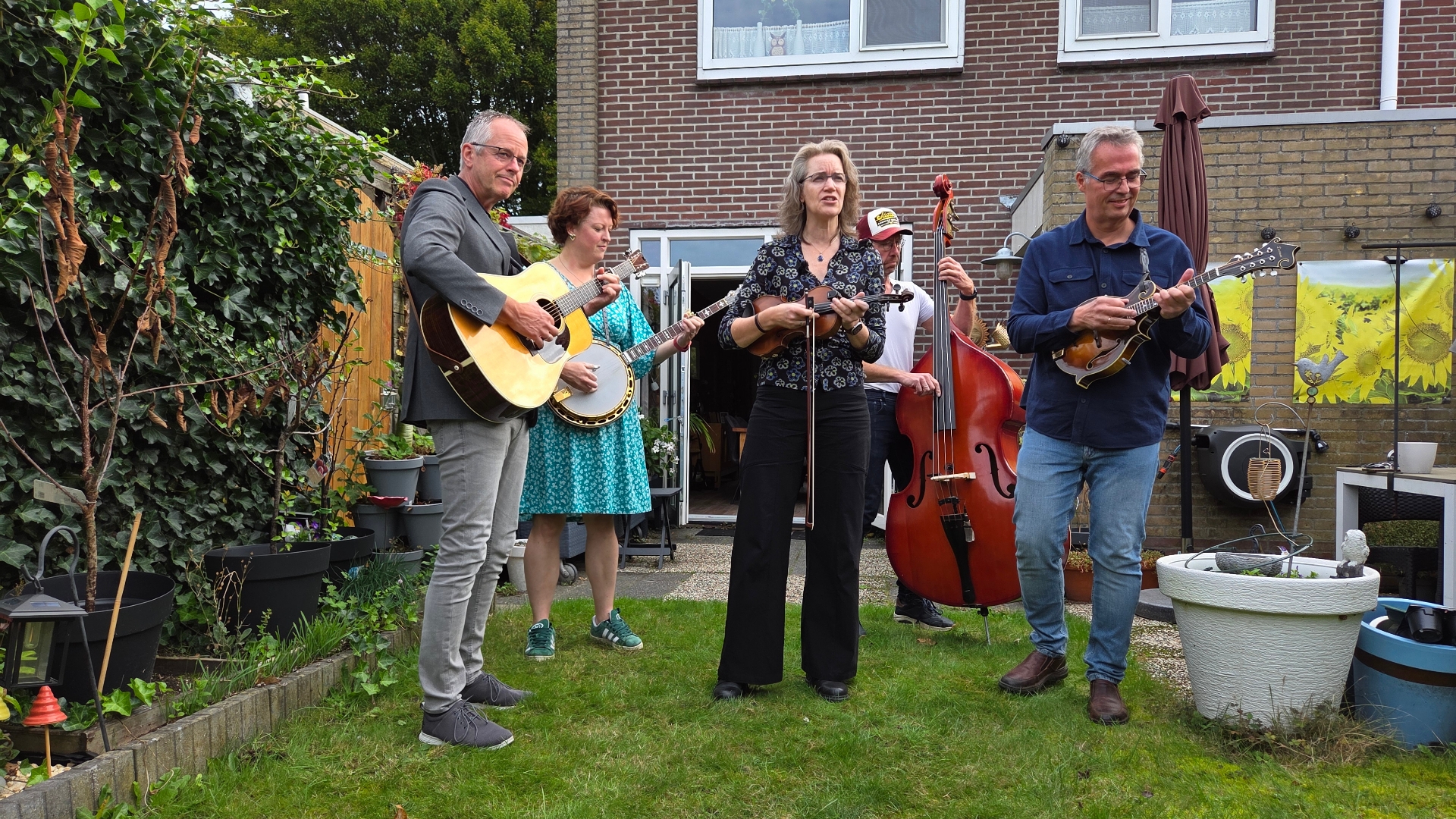 De band, vlnr: Hans Kelderhuis, Johanna van der Veen, Laura ter Beek, Wopke van der Veen en Hendrik Luurtsema