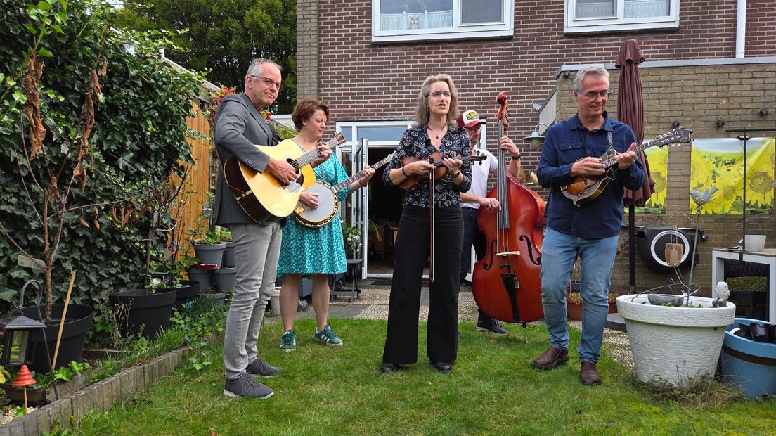 De band, vlnr: Hans Kelderhuis, Johanna van der Veen, Laura ter Beek, Wopke van der Veen en Hendrik Luurtsema
