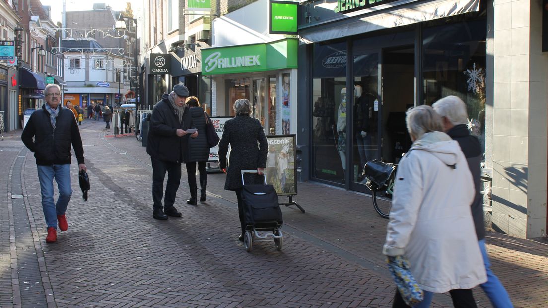Jan Thomas Lensen deelt geld uit
