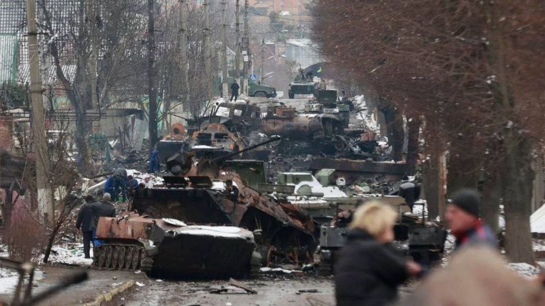 Een straat in Bucha, ten noordwesten van Kiev, waar John Elstgeest woonde