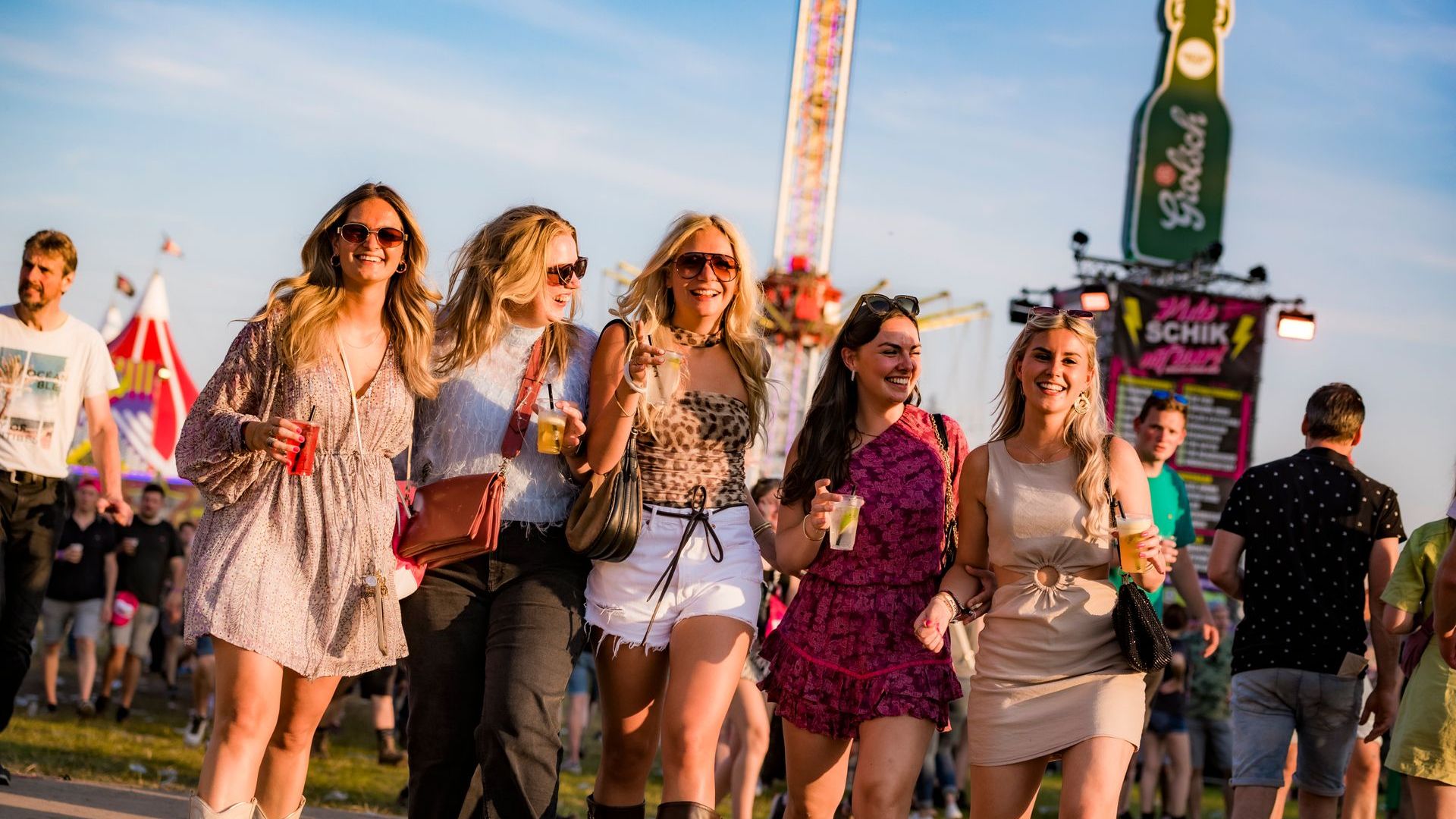 Festivalgangers op de Zwarte Cross maken er een feest van. Zon of regen, het is altijd een feest.