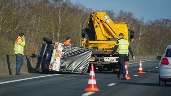 Gekantelde aanhanger op A28: rijbaan weer vrij. Gekantelde aanhanger op A28: rijbaan weer vrij.