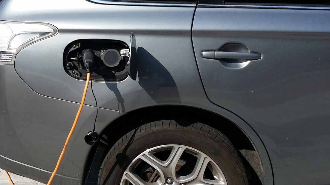 Een elektrische auto aan de laadpaal, maar aan die infrastructuur moet nog veel gebeuren