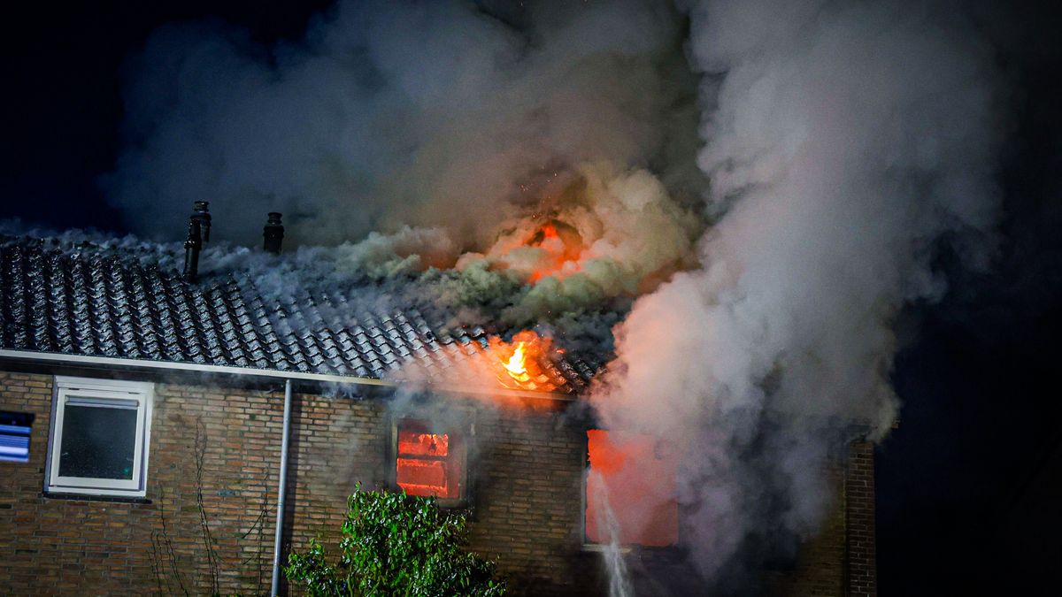 Gewonde bij grote brand in twee-onder-een-kap in Gytsjerk