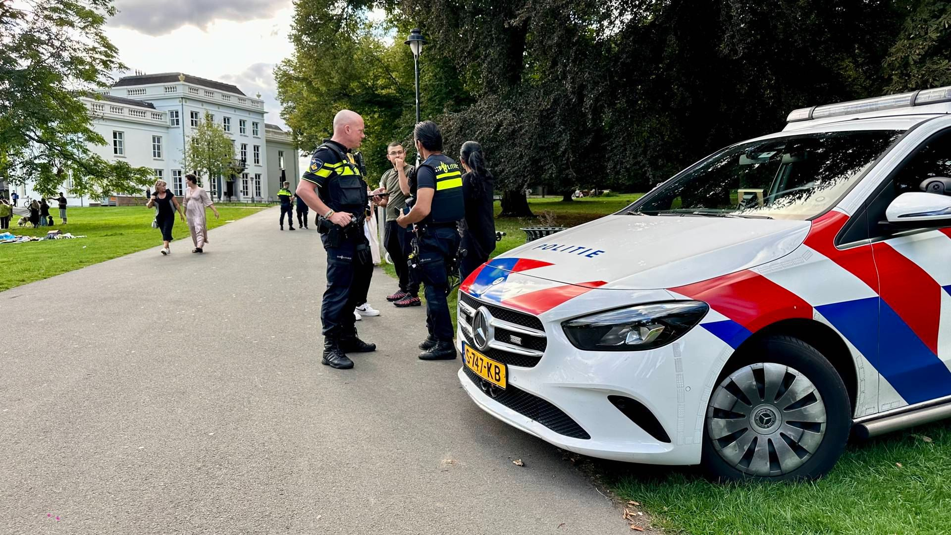Kindje aangereden in park, scooterrijder rijdt weg.