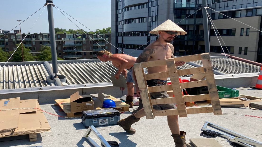 De installateurs zijn druk aan het werk.