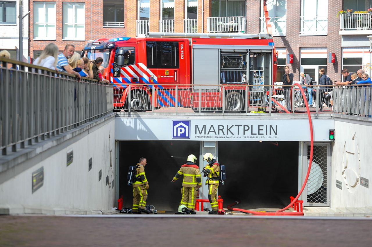 Elektrische Auto Vliegt In Brand, Parkeergarage In Epe Ontruimd ...