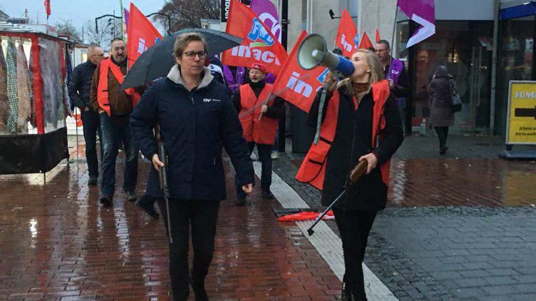 Demonstranten liepen tijdens de demonstratie in Hoogeveen met luchtbuksen rond (Rechten: RTV Drenthe/Frits Emmelkamp)