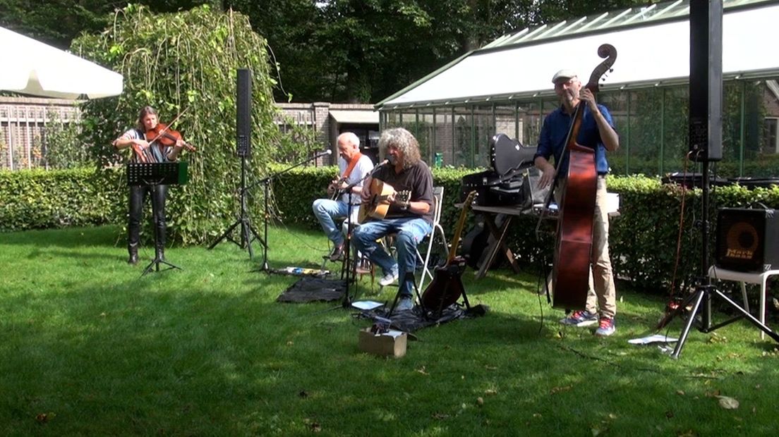 Genieten van muziek in de theetuin van Bartiméus