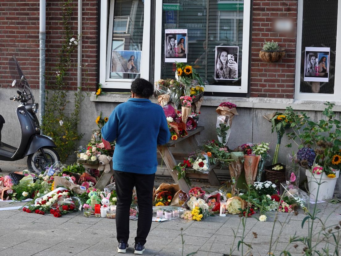 Op het Heiman Dullaertplein in Rotterdam-West worden veel bloemen gelegd.