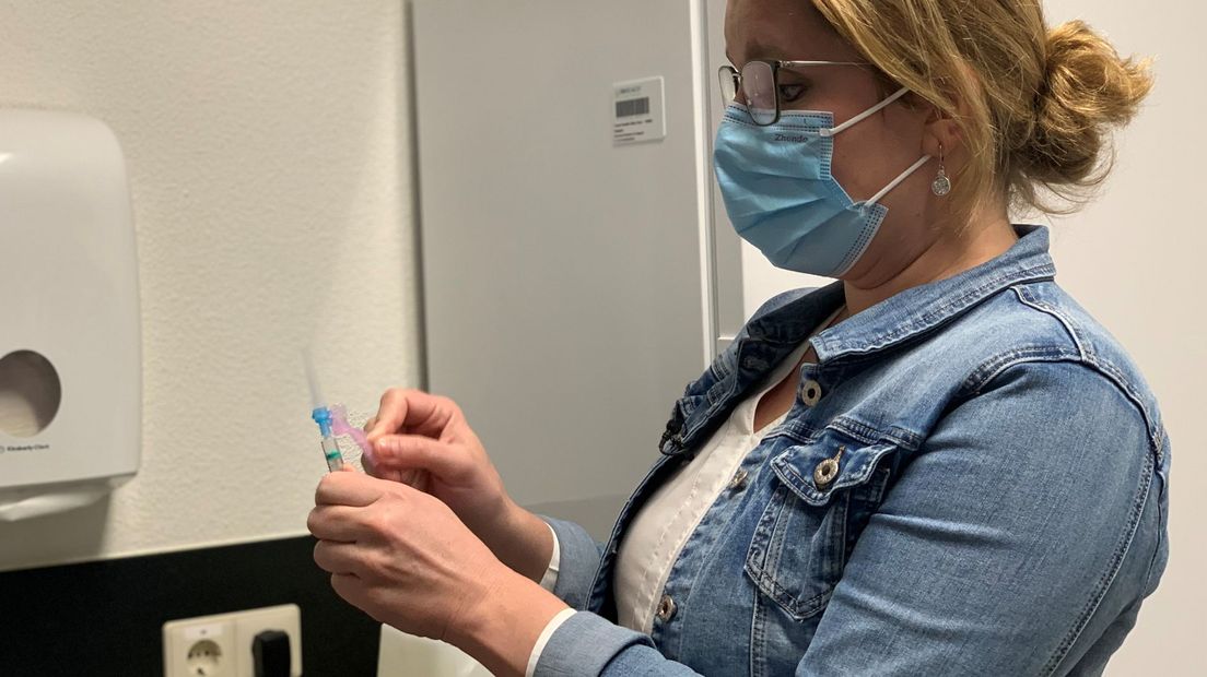 Verpleegkundige Anne maakt een naald klaar voor injectie