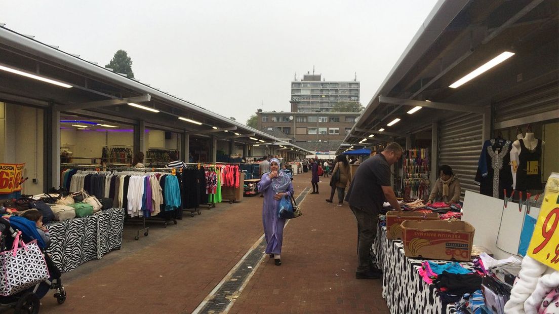 De eerste vernieuwde kramen op de Haagse Markt. Maart 2015.